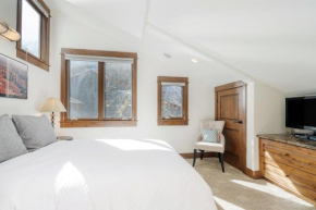 Walk to Festivals! Windows, Fireplace, Hot Tub condo Telluride